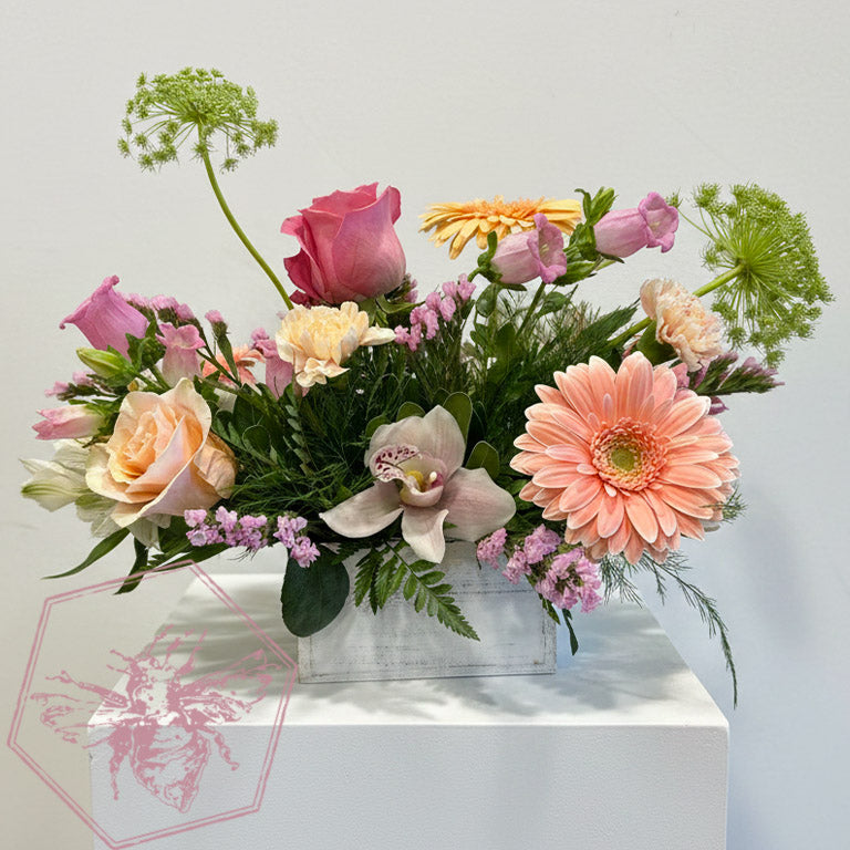Low colorful center piece flowers with beautiful pastel tones